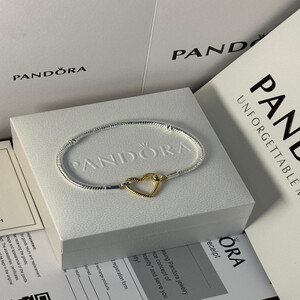 اسوارة انيقة من ماركة باندورا Pandora