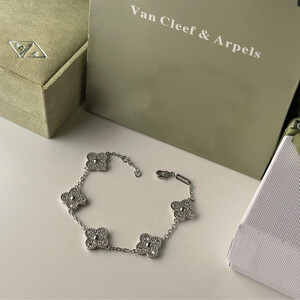 اسوارة فان كليف فضي - ماستر