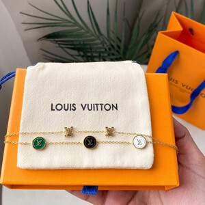 اسواره نسائية من ماركه لويس فيتون