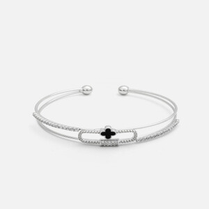 اسوارة نسائية بتصميم جذاب بلون فضي