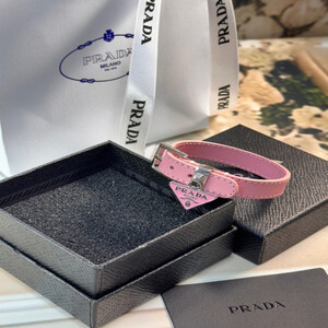 أسوارة انيقة من برادا