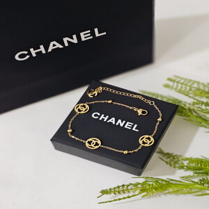 اسواره انيقة من ماركة شانيل