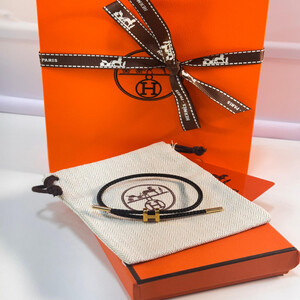 أسوارة من ماركة هرمز