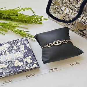 أسوارة انيقة من ماركة ديور Dior