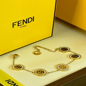 أسوارة نسائية من ماركة فندي FENDI