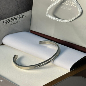 اسوارة انيقة من ماركة ميسيكا