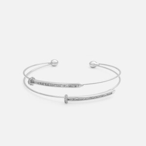 اسوارة نسائية بتصميم راقي بلون فضي