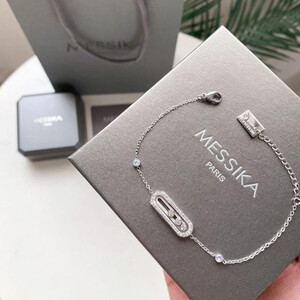 اسوارة نسائية من ماركة ميسيكا