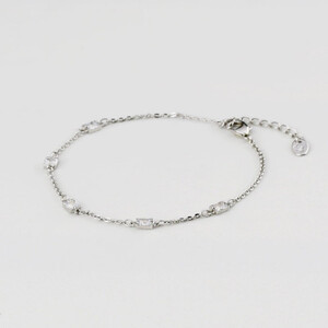 اسوارة نسائية بتصميم جذاب بلون فضي