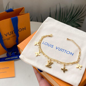 اسوارة نسائية من ماركة لويس فيتون