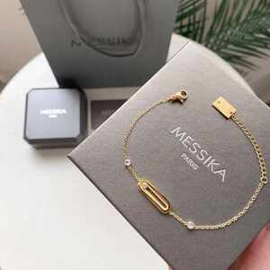 اسوارة نسائية من ماركة ميسيكا ذهبي