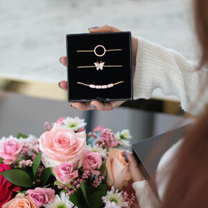 ثلاثة أساور أنيقة مطلية بالذهب ومرصعة بالزركون