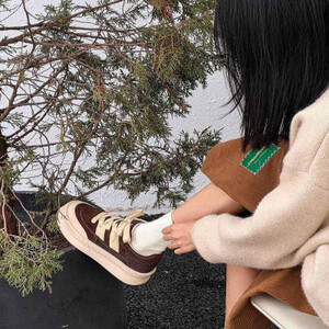 ‎ حذاء نسائي عملي باللون البيج والبني