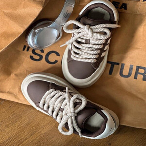 ‎ حذاء نسائي عملي باللون البني