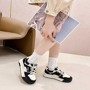 ‎ حذاء نسائي عملي باللون الأسود و الأبيض