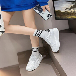 ‎ حذاء نسائي عملي باللون الأبيض و الأسود