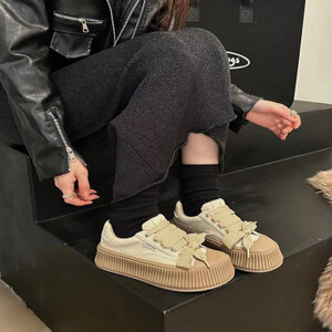 ‎ حذاء نسائي عصري بلون بني