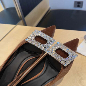 ‎ حذاء نسائي عصري باللون البني