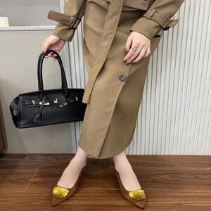 ‎ حذاء نسائي عصري باللون البني