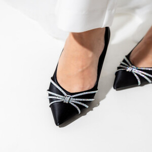 ‎ حذاء نسائي بكعب عالي باللون الأسود