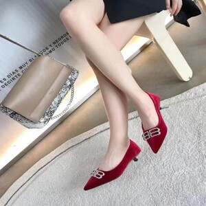 ‎ حذاء نسائي بكعب باللون العودي