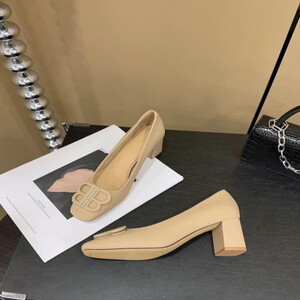 ‎ حذاء نسائي بكعب باللون البيج