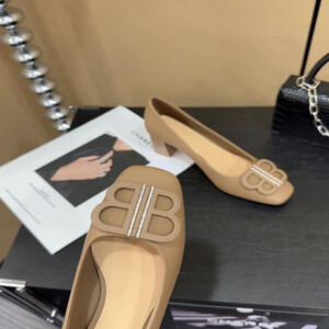 ‎ حذاء نسائي بكعب باللون البني