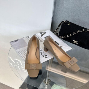 ‎ حذاء نسائي أنيق بلون بني