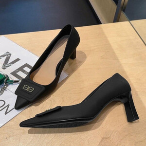 ‎  حذاء نسائي بكعب كلاسيك بلون أسود