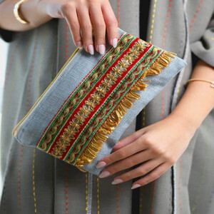 شنطة يد بتطريز فاخر بلون رمادي