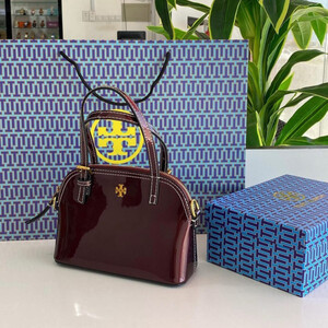 شنطة توري بورش عنابي لامع صغير