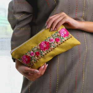 شنطة يد بتطريز فاخر بلون أصفر