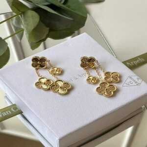 حلق نسائي من ماركة فان كليف