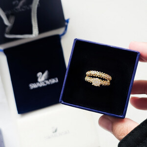 خاتم نسائي أنيق من سواروفسكي - ذهبي