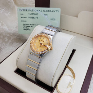 ساعة نسائية فاخره من ماركة أوميغا