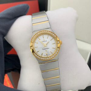 ساعة نسائية فآخرة من ماركه أوميغا