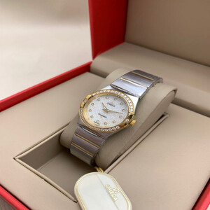 ساعة نسائيه فاخره من ماركه أوميغا