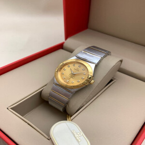 ساعه نسائيه فاخرة من ماركة أوميغا