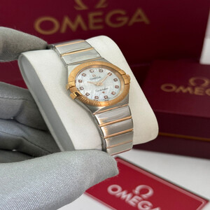 ساعة نسائيه فآخرة من ماركة أوميغا