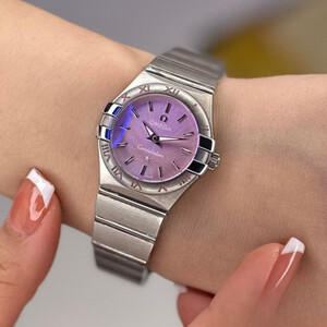 ساعة نسائيه فاخره من ماركة أوميغا